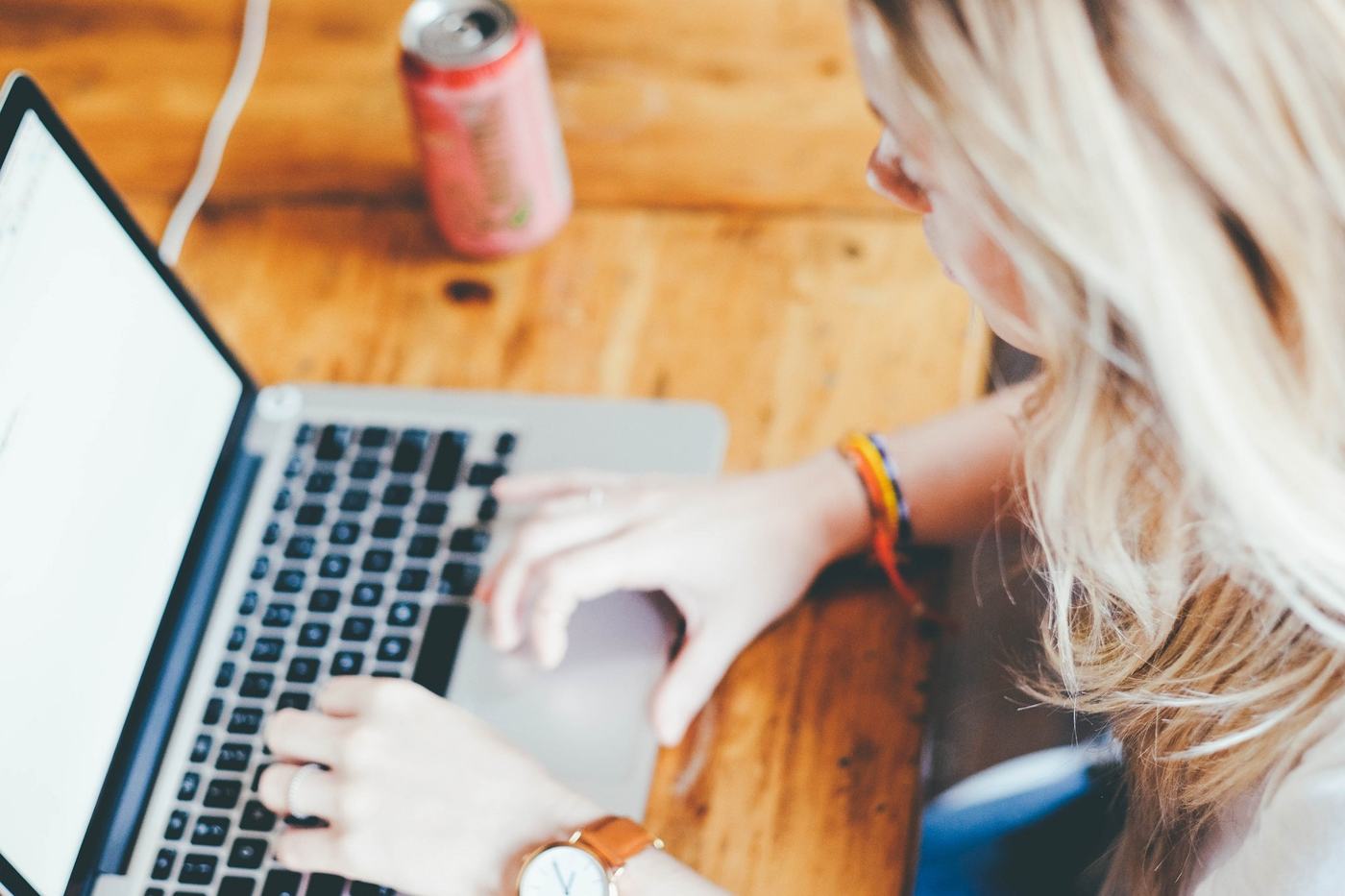 Une manager connectée à la communauté depuis son ordinateur